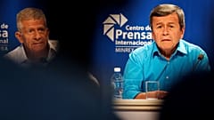 Pablo Beltran, representante del ELN, y Aurelio Carbonell, negociador del E