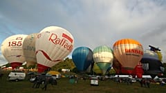 El mal tiempo impide la ascensión de globos en la "Bristol International Balloon Fiesta"