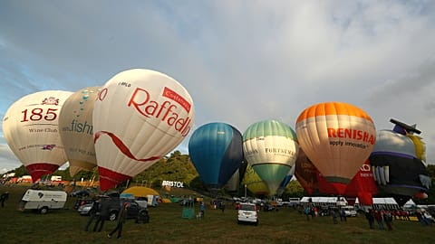 El mal tiempo impide la ascensión de globos en la "Bristol International Balloon Fiesta"