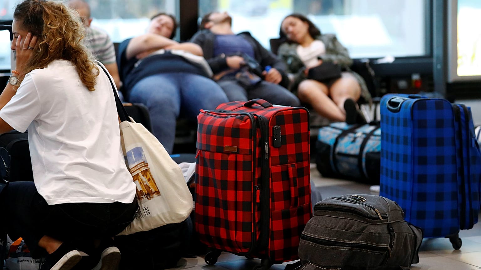 Passagiere am Flughafen Schönefeld