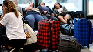 Passagiere am Flughafen Schönefeld