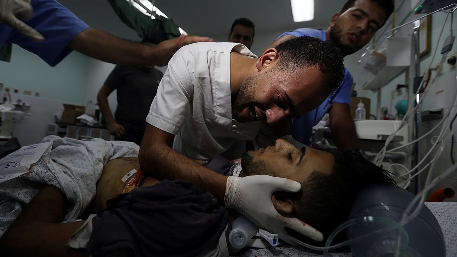مقتل فلسطينيين أحدهما مسعف برصاص إسرائيلي خلال مظاهرة في قطاع غزة