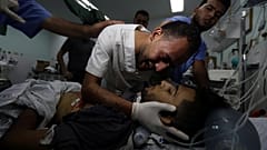 مقتل فلسطينيين أحدهما مسعف برصاص إسرائيلي خلال مظاهرة في قطاع غزة
