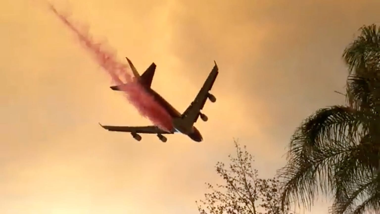 California, fiamme su Lake Elsinore