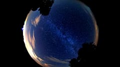 Gökyüzünde meteor yağmuru zamanı 