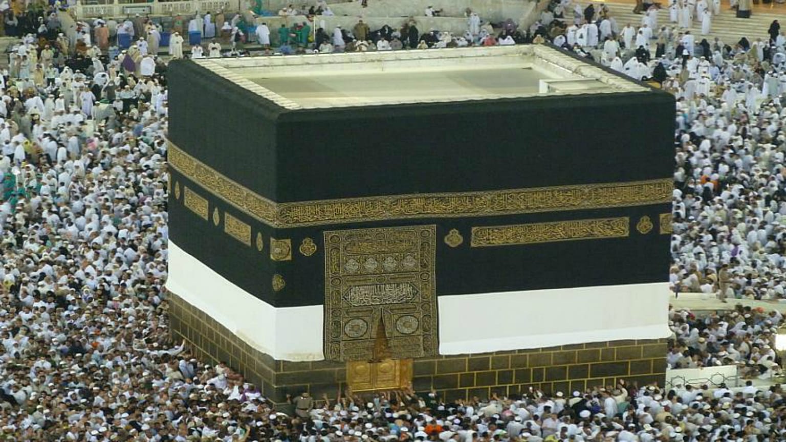 شاهد: رجل يصعد إلى باب الكعبة ولباس الإحرام يقع عنه