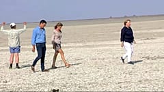 Angela Merkel in Sportschuhen im Feuchtgebiet