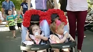 Ukrayna'da yüzlerce ikiz bebek rekor için buluştu