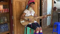 Eine Padaung-Frau mit Halsschmuck