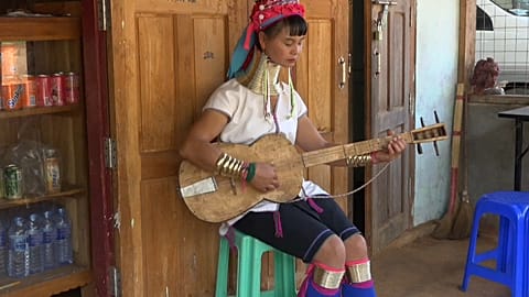 Eine Padaung-Frau mit Halsschmuck