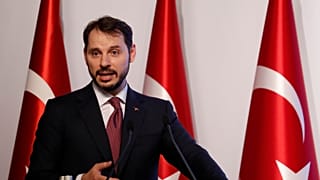 وزير المالية التركي يعلن الاثنين عن خطة شاملة لمواجهة أزمة الليرة 