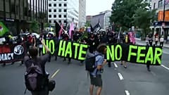 Zum Jahrestag von Charlottesville: wenige Rechtsradikale vor dem Weißen Haus