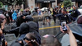 Una marea de manifestantes eclipsa una marcha neonazi en Washington