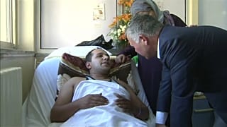الملك عبدالله يطمئن على صحة أحد العسكريين المصابين