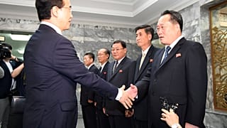 Le ministre sud-coréen de la réunification et son homologue nord-coréen