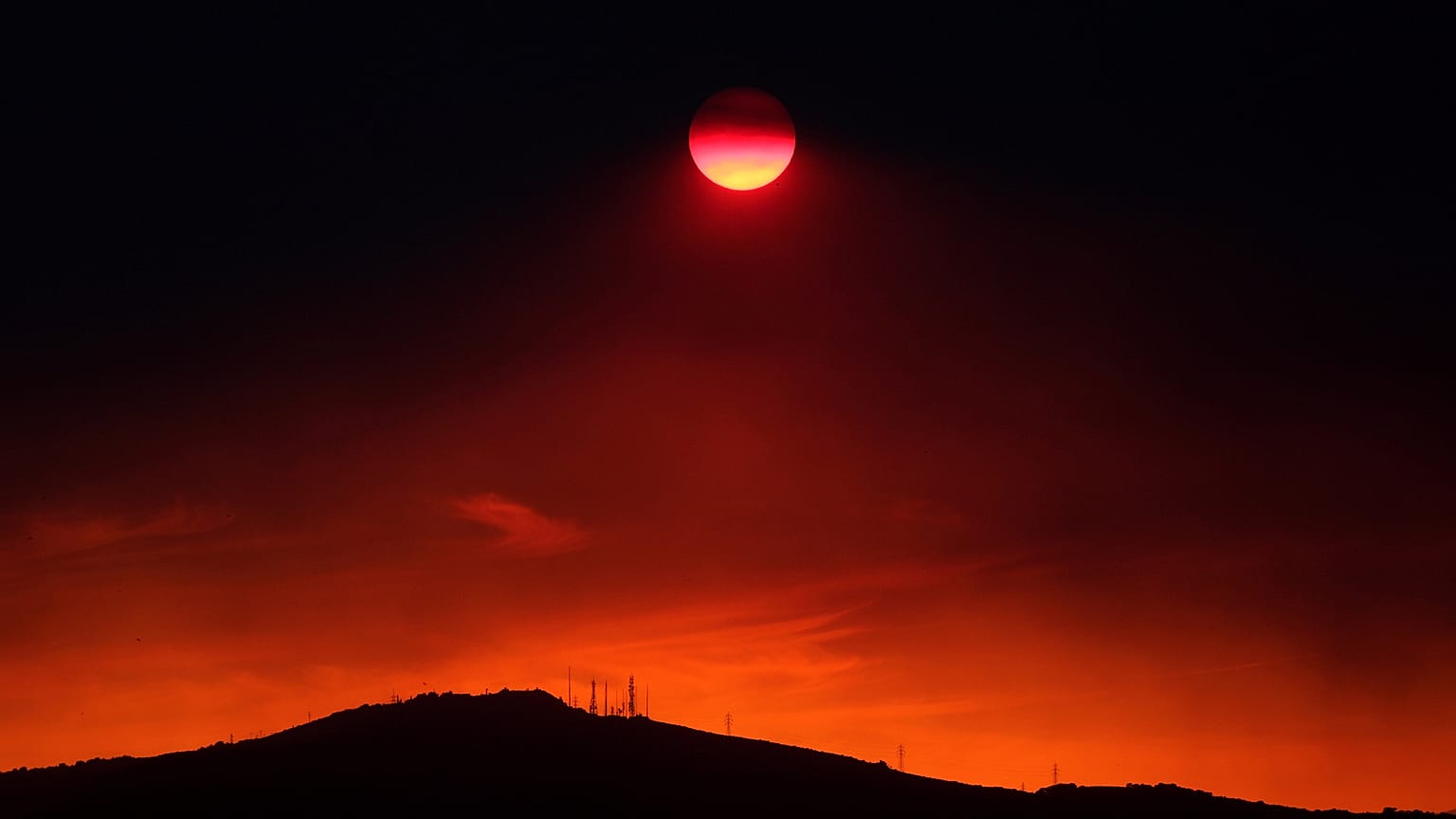 Durch Rauchschwaden verdunkelte Sonne