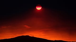 Durch Rauchschwaden verdunkelte Sonne