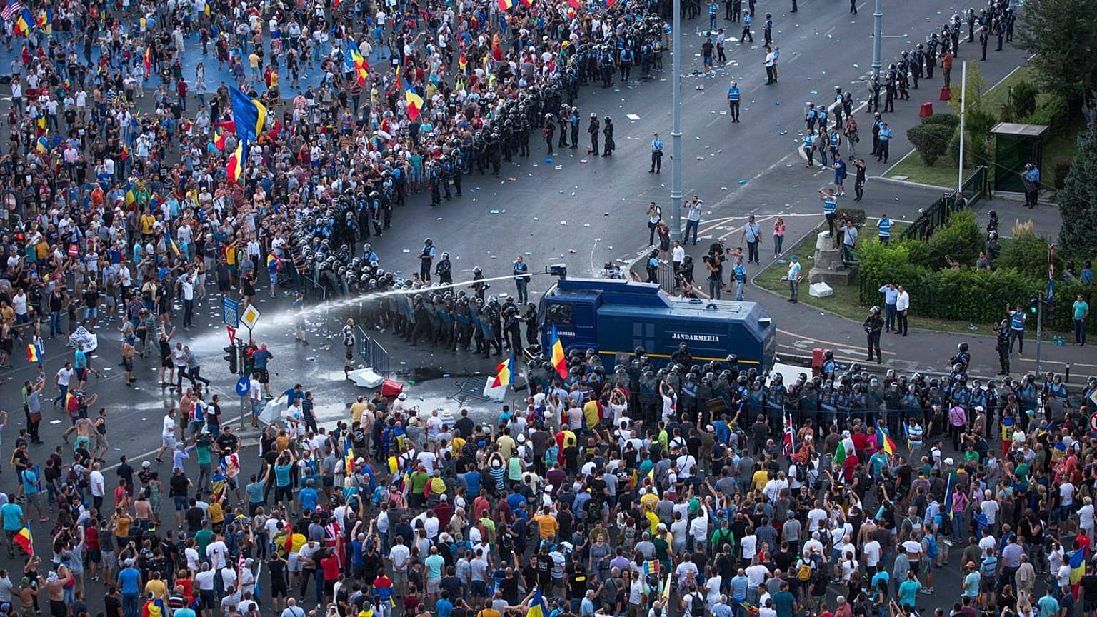 Bükreş meydanlarında hükümeti protesto eden göstericiler