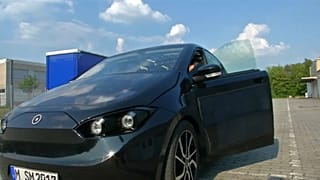 Un'auto che si ricarica al Sole
