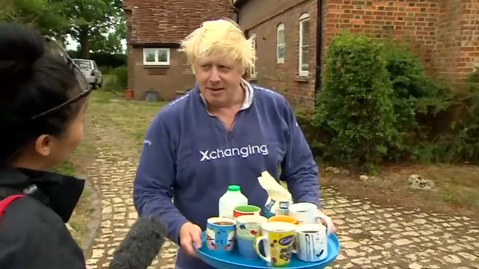 Boris Johnson, accusato di islamofobia, offre the ai giornalisti