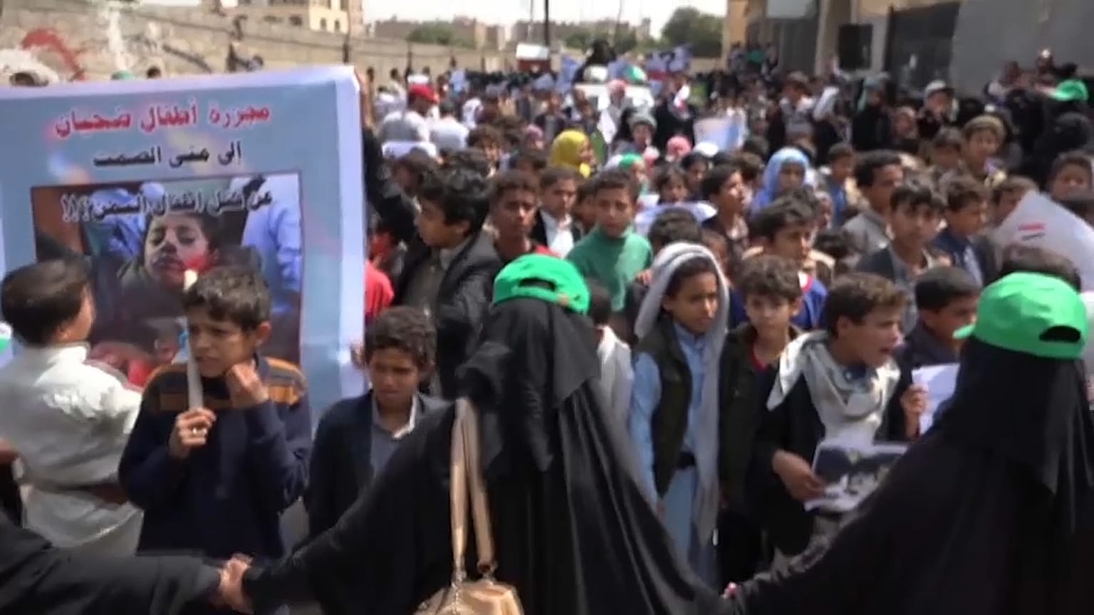 اعتصام المئات بصنعاء للتنديد بالهجمة الجوية لـ "التحالف" على صعدة