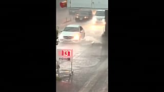 Tempestade de verão inundou ruas de Tóquio