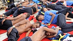 Migrantes a descansar a bordo do navio Aquarius