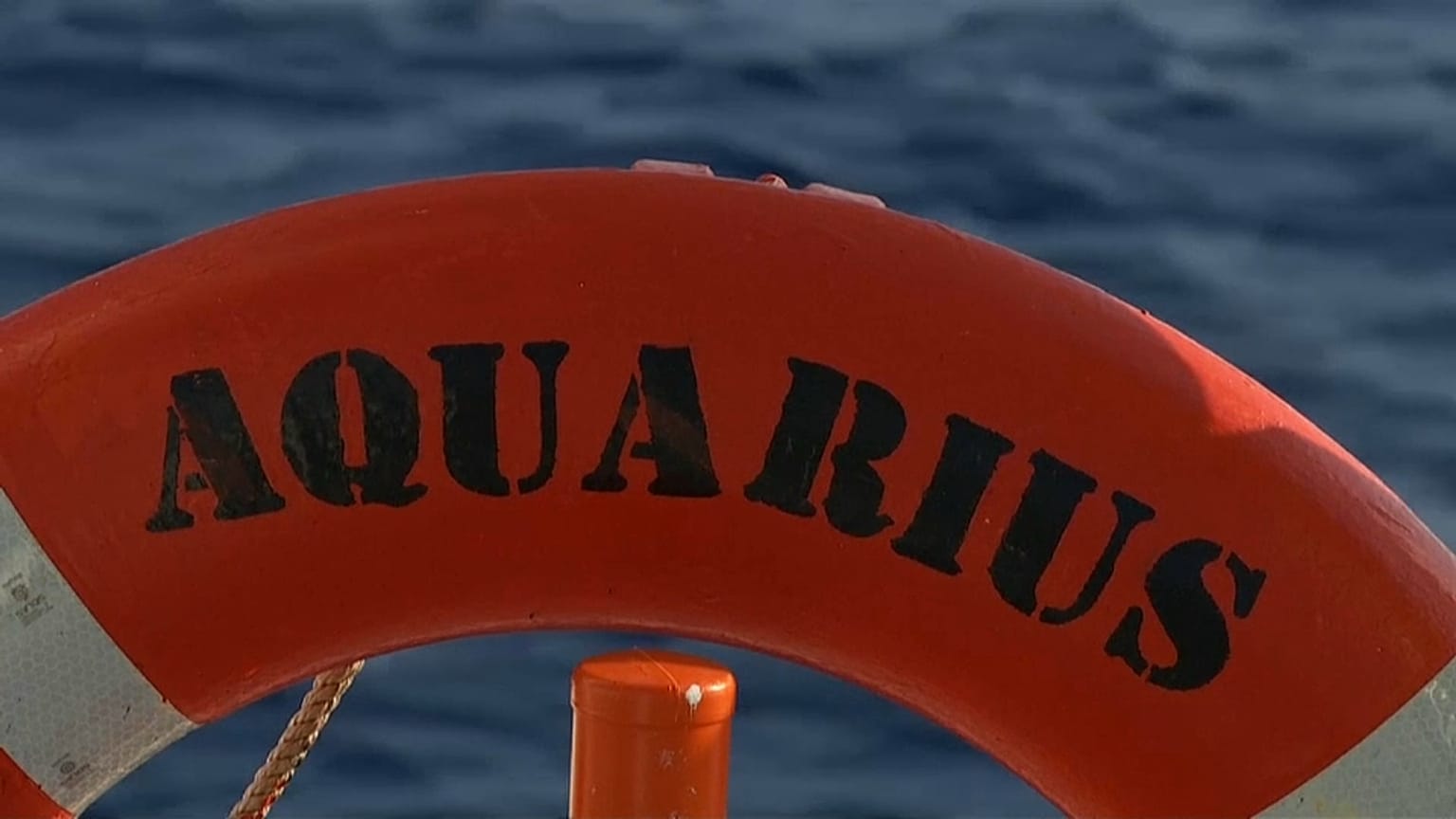 Mültecilere güvenli liman arayan Aquarius'ta bandıra krizi