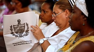 Cubana assiste a um debate sobre novo projeto de Constituição de Cuba