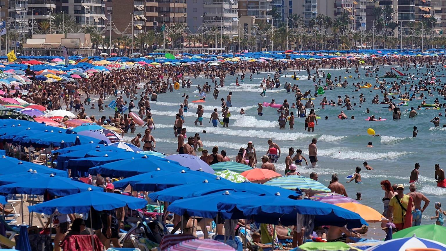 "Unverschämte Spanier in Benidorm": Britin (81) will nach Horror-Urlaub Geld zurück
