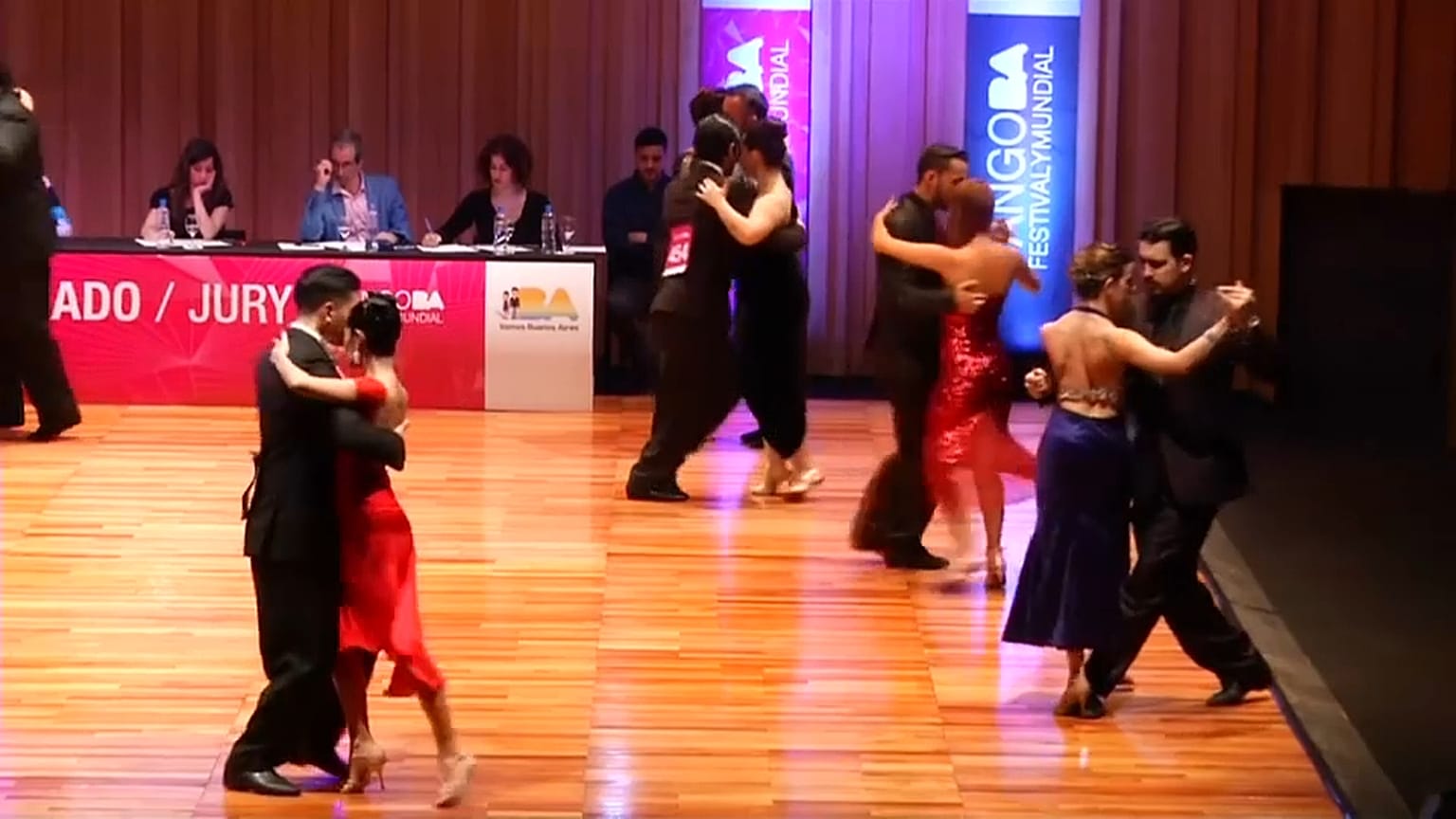 Tango Dünya Kupası'nda dansçılar salon tangosu kategorisinde dans etti