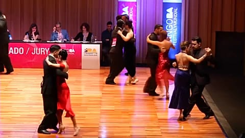 Tango Dünya Kupası'nda dansçılar salon tangosu kategorisinde dans etti
