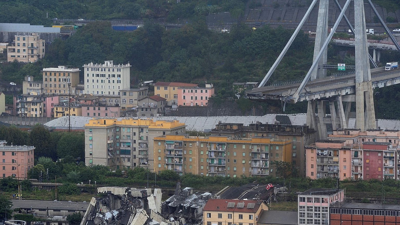 Vierspurige Autobahnbrücke in Genua eingestürzt: mindestens 30 Tote