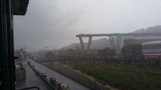 Colapso de viaduto faz pelo menos 30 mortos