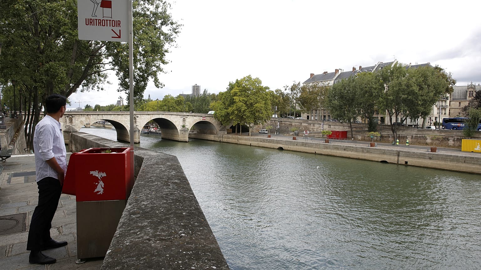 Paris şehir merkezine kurulan pisuvarlar halkın tepkisini çekiyor
