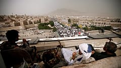نجاة محافظ تعز ومقتل عدد من مرافقيه بعد استهداف موكبه بعبوة ناسفة في عدن