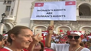 نساء تونسيات خلال المسيرة في شارع الحبيب بورقيبة