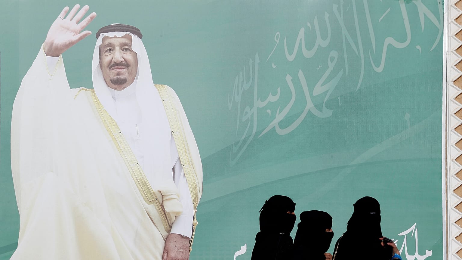 الملك سلمان وولي عهده يستقبلان السيسي في نيوم