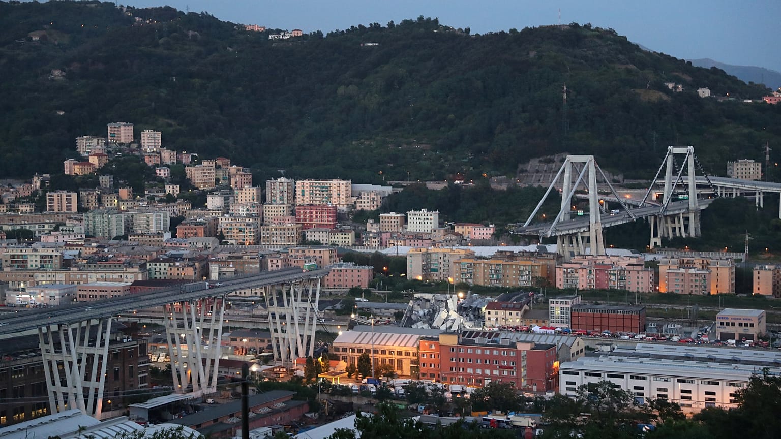 10 Bilder vom Einsturz der Autobahnbrücke Morandi, die Genua nicht vergessen wird