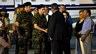 Serbest bırakılan Yunan askerleri ülkesine döndü