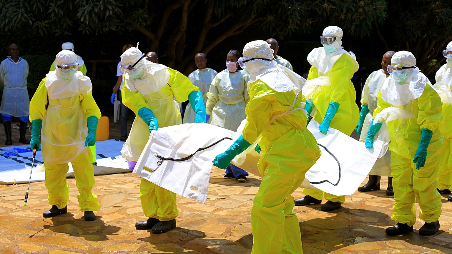 Ebola virüsü tatbikatı yapan sağlık görevlileri
