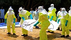 Ebola virüsü tatbikatı yapan sağlık görevlileri