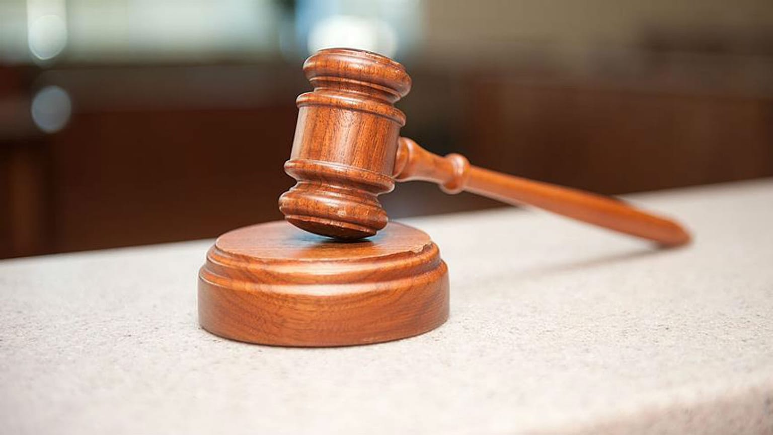 Karısına 'fil gibi oldun' diyen Türk iş adamının 19 atına tedbir konuldu