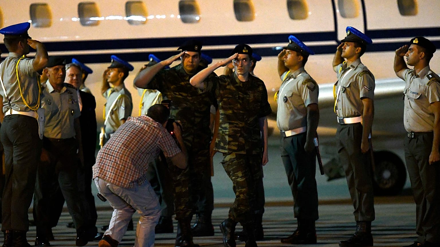 H πτήση επαναπατρισμού των δύο Ελλήνων (vid)