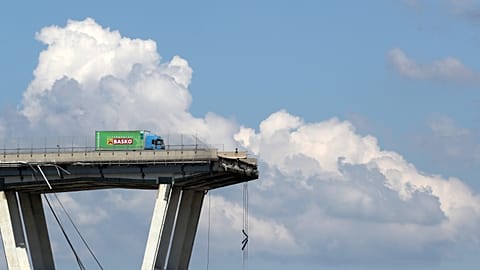 Ein Laster steht auf dem noch intakten Stück der Brücke