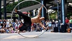 Acrobacias que hipnotizan en el centro de Taipéi