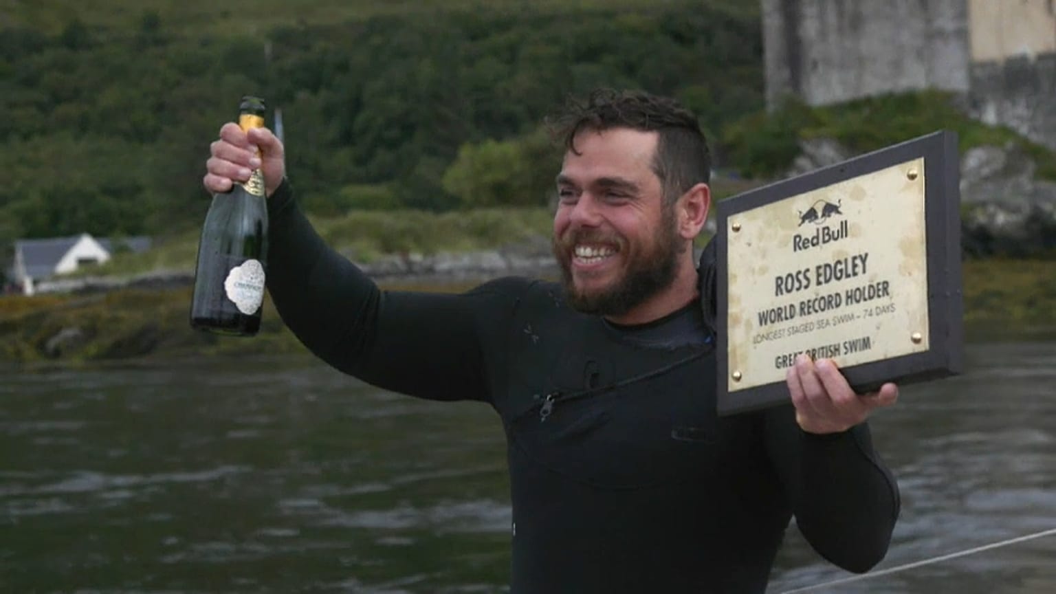 Un Britannique bat le record de la plus longue nage en mer