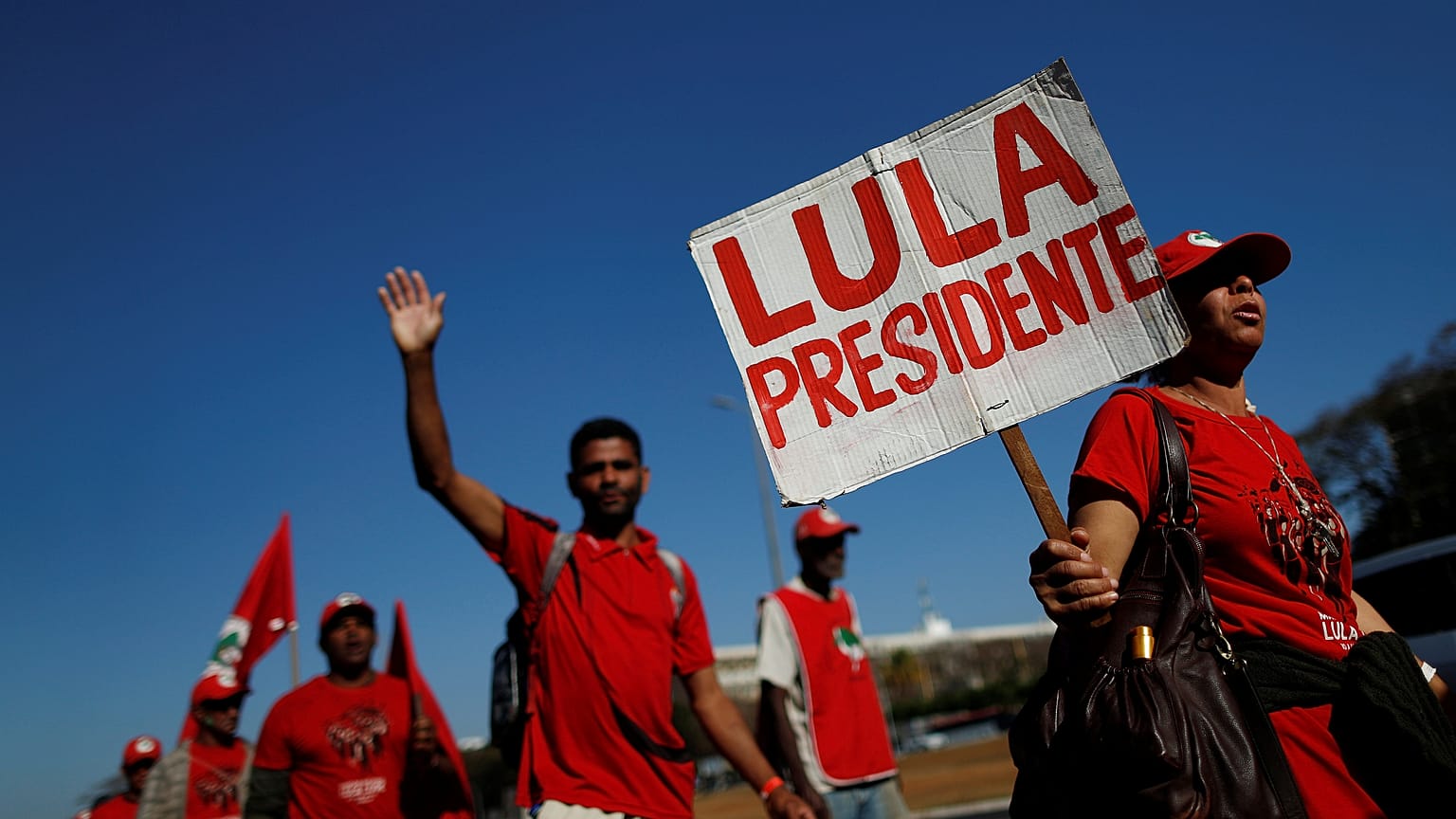 Brésil : emprisonné, Lula se porte candidat à la présidentielle