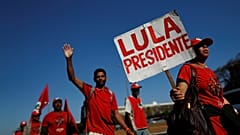 Brésil : emprisonné, Lula se porte candidat à la présidentielle