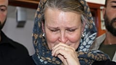 ناراحتی و اشک نماینده سازمان ملل در يمن هنگام بازدید از بیمارستانی در صنعا